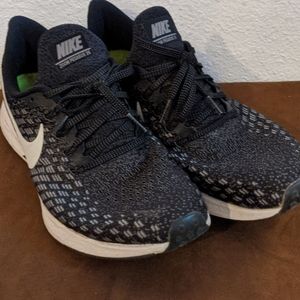 Nike Pegasus 35 black and white